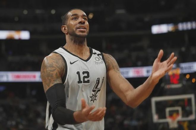 双手猛扣 双手猛扣